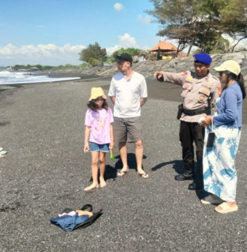 Satpolairud Polres Gianyar Imbau Warga Jaga Keselamatan di Pantai Masceti