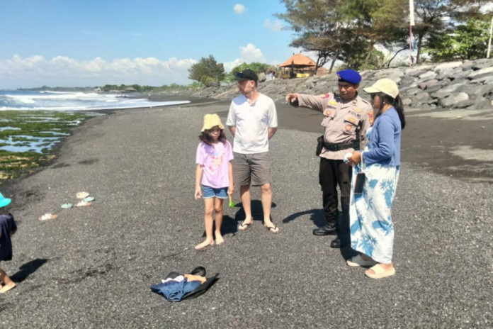 Satpolairud Polres Gianyar Imbau Warga Jaga Keselamatan Di Pantai Masceti 1