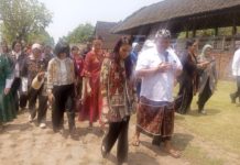 Selvi Gibran Kunjungi Desa Tenganan, Dorong Anak Muda Lestarikan Tenun Geringsing