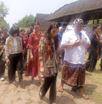 Selvi Gibran Kunjungi Desa Tenganan, Dorong Anak Muda Lestarikan Tenun Geringsing