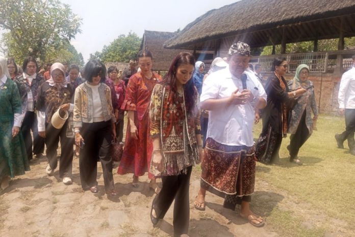 Selvi Gibran Kunjungi Desa Tenganan, Dorong Anak Muda Lestarikan Tenun Gringsing 1