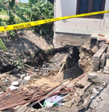 Senderan Dua Rumah Jebol di Kamasan, Garasi Roboh hingga Pelinggih Tergerus ke Sungai