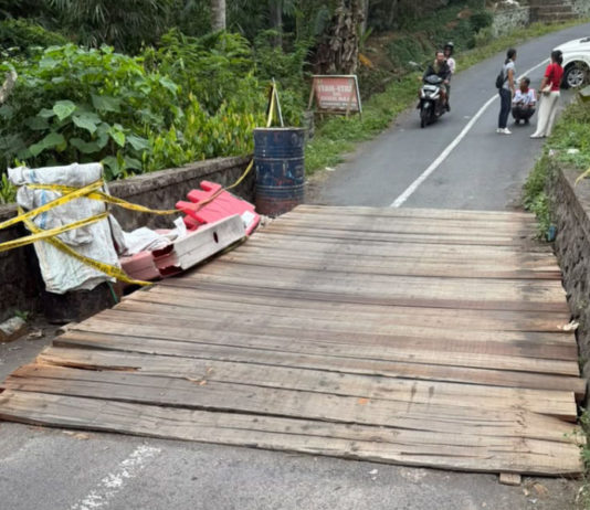 Senderan Jebol, Akses ke Banjar Utu dan Pura Besi Kalung Andalkan Jembatan Darurat