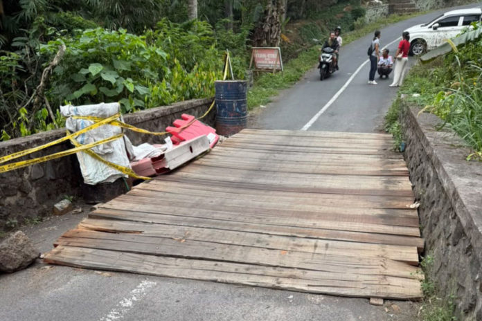 Senderan Jebol, Akses Ke Banjar Utu Dan Pura Besi Kalung Andalkan Jembatan Darurat 1