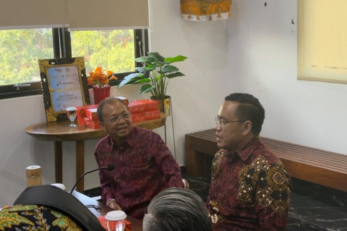 Sikapi Atrean BBM Di Bali, Gubernur Koster Gelar Rapat Tertutup Bersama Dirut Pertamina 1
