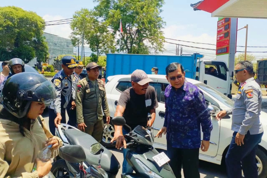Stok Stok BBM Lampaui Normal, Antrean Sejumlah SPBU di Buleleng Terurai ...