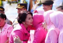 Suasana Haru Mewarnai Tradisi Pelepasan Irjen Pol Daniel Adityajaya