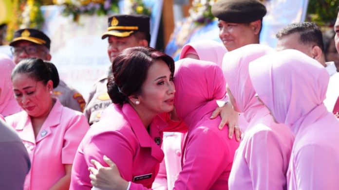 Suasana Haru Mewarnai Tradisi Pelepasan Irjen Pol Daniel Adityajaya 1