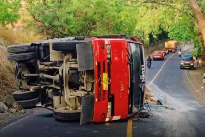 Tak Kuat Nanjak, Truk Tronton Angkut Semen Terguling Di Jalur Tulamben 1