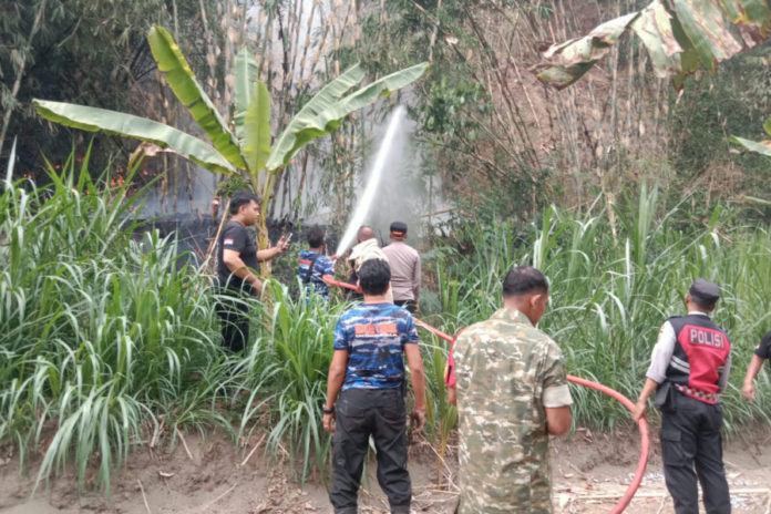 Tegalan Bambu Terbakar, Pemilik Rugi Puluhan Juta 1