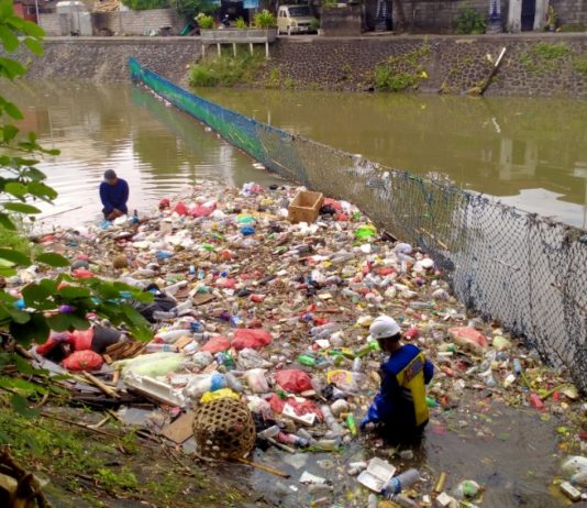 Tekan Penumpukan di Hilir, Pemkot Denpasar akan Pasang Empat Alat Penahan Sampah di Tukad Badung