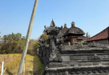 Tiang Listrik Miring di Berembeng, Warga Khawatir Timpa Pura Dalem