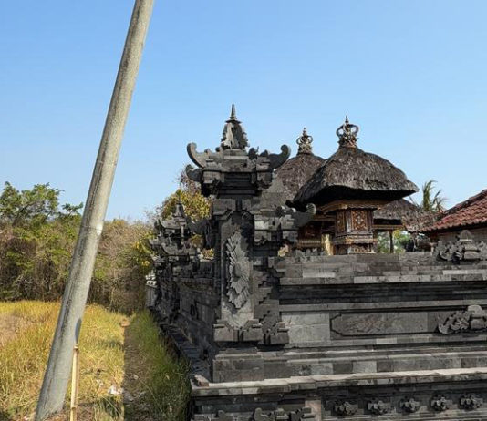 Tiang Listrik Miring di Berembeng, Warga Khawatir Timpa Pura Dalem