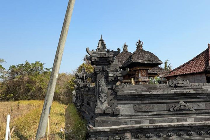 Tiang Listrik Miring Di Berembeng, Warga Khawatir Timpa Pura Dalem 1