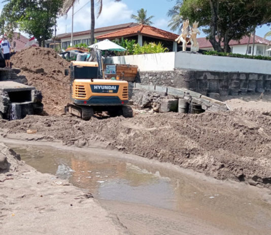 Tindaklanjuti Dugaan Pembuangan Limbah, Tim Kementerian LH Turun ke Pantai Berawa Ambil Sampel Air
