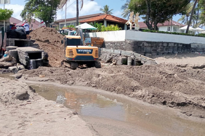 Tindaklanjuti Dugaan Pembuangan Limbah, Tim Kementerian LH Turun Ke Pantai Berawa Ambil Sampel Air 1