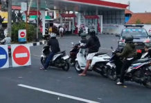 BBM Langka, Pengendara Antre di SPBU Sejak Pagi