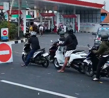 Bangli Juga Alami Kelangkaan BBM, Pengendara Antre di SPBU Sejak Pagi