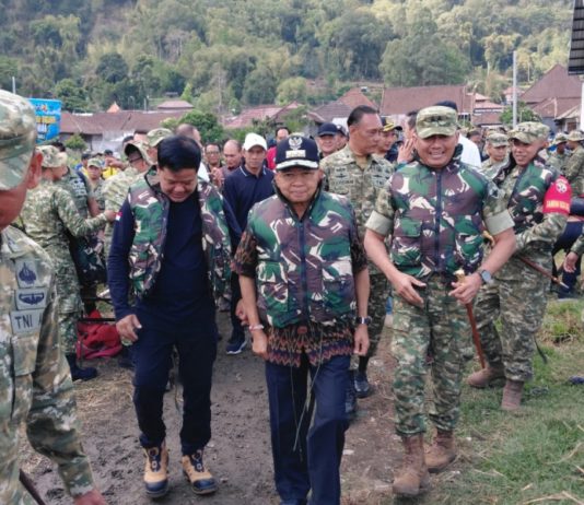 Tinjau Danau Batur, Gubernur Koster dan Pangdam IX/Udayana Dorong Penanganan Pendangkalan