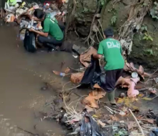 TPS Liar Masih Marak, Sampah Dua Truk Bersihkan Bantaran Yeh Dati