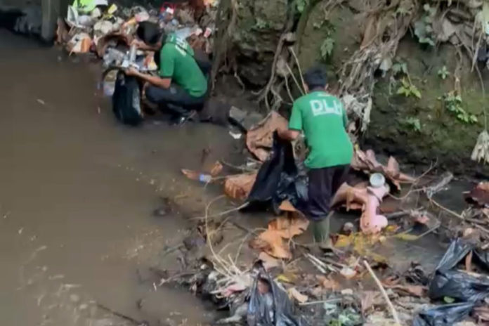 TPS Liar Masih Marak, Sampah Dua Truk Bersihkan Bantaran Yeh Dati 1