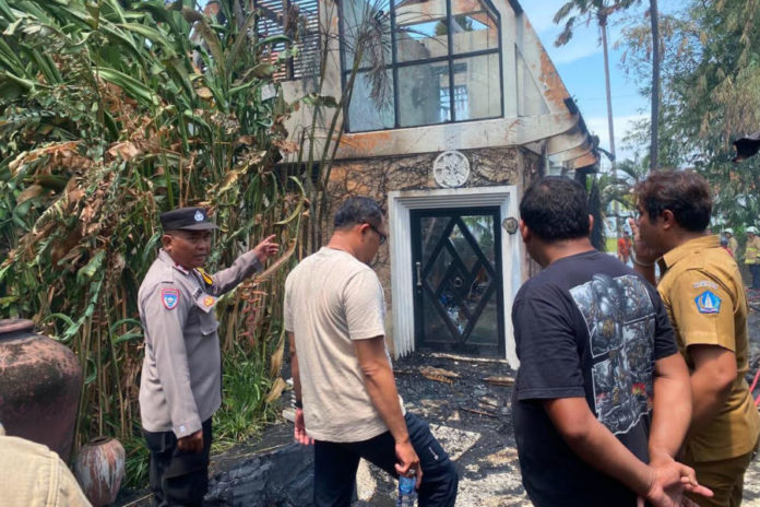 Usir Laba Laba Dengan Bakar Kertas, Vila Di Tibubeneng Terbakar 1
