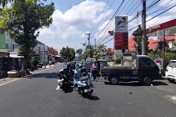 Warga Antre BBM Sejak Sore Sebelumnya, 1